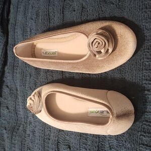 New never worn light greige velvety size 39 Roseloud style